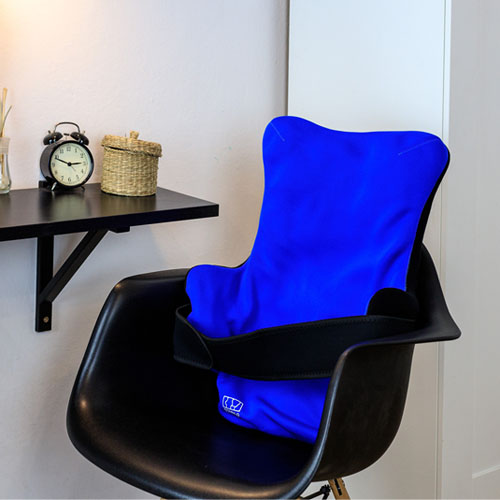 Le Confortable Plus est une assise pour fauteuil roulant, équipé d’un appui-tête et de supports latéraux, et doté d’une conception modelable à dépression.