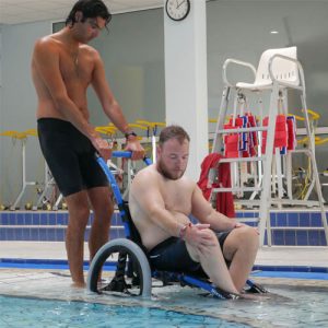 Fauteuil roulant Hippocampe piscine avec un utilisateur et accompagnateur