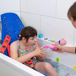 Le siège de bain : Splashy Big bleu avec le harnais et les cales rouges